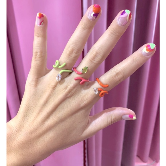 💚 Light Green Baby Tendril Vine Enamel Ring ✨ - Picture 9 of 13